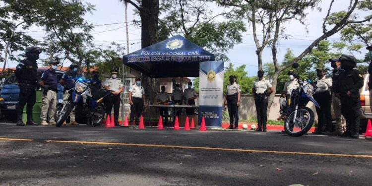 PNC apoya jornadas de vacunación en puesto Dr. Móvil