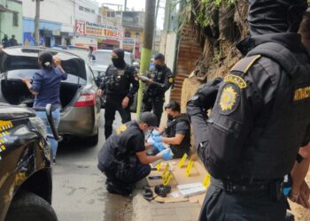 Localizan droga dentro de vehículo en Mixco