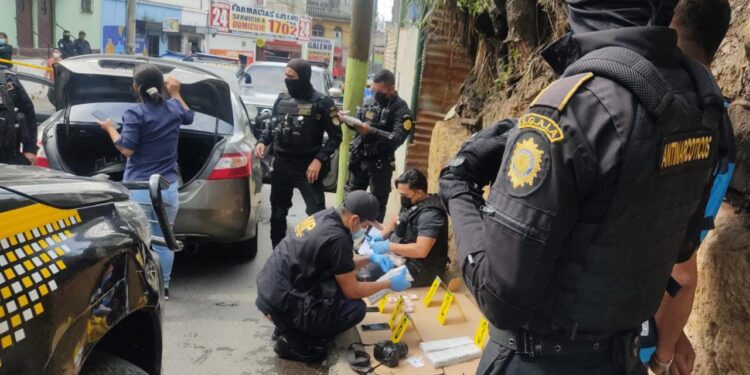 Localizan droga dentro de vehículo en Mixco