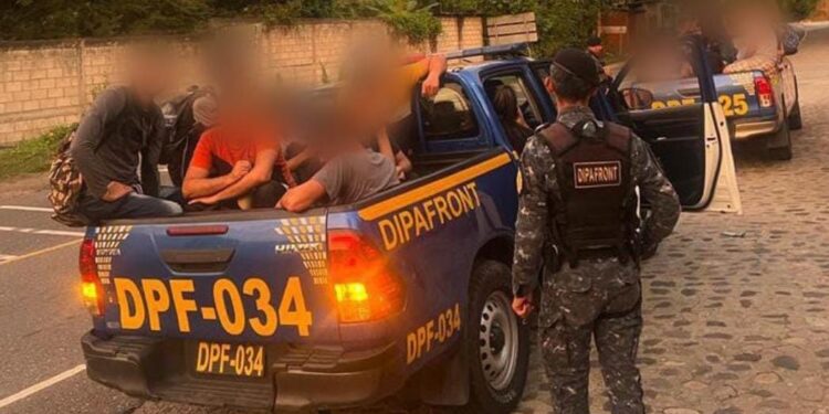 PNC remite a migrantes que no cumplen con los requisitos para ingresar al país