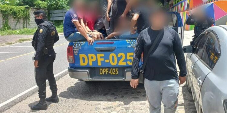 PNC remite a migrantes que no cumplen con los requisitos para ingresar al país