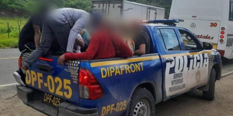 PNC remite a migrantes que no cumplen con los requisitos para ingresar al país