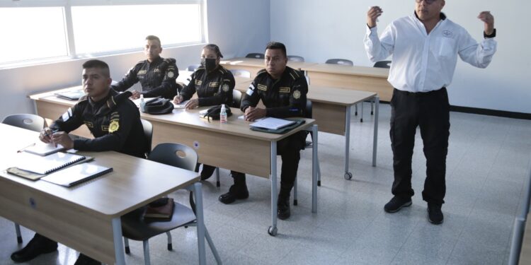 Expanden capacitación a personal de la DIDAE