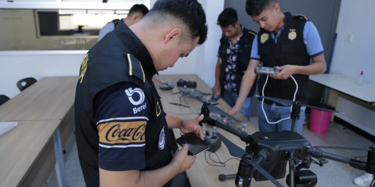 Investigadores se capacitan en manejo de drones