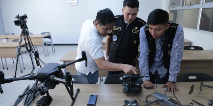 Investigadores se capacitan en manejo de drones