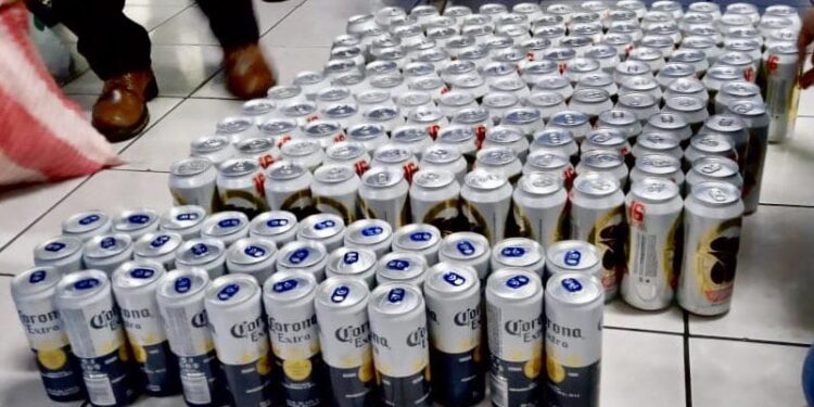 Localizan dispositivos móviles y botellas de licor en requisa