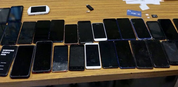 Localizan dispositivos móviles y botellas de licor en requisa