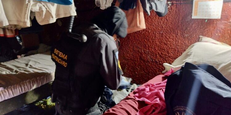 Localizan dispositivos móviles y botellas de licor en requisa