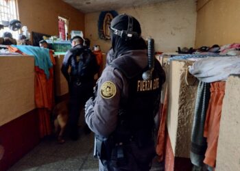 Localizan dispositivos móviles y botellas de licor en requisa