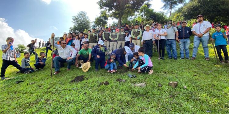 Patrullas Ambientales del MARN y estudiantes de Jutiapa reforestan