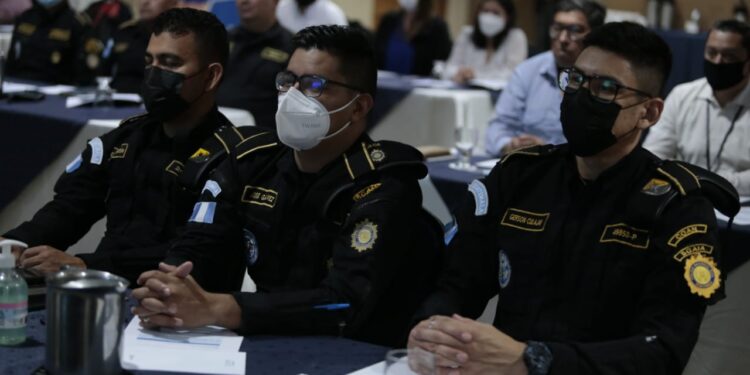 Capacitan a personal policial y de salud sobre manejo de sustancias químicas