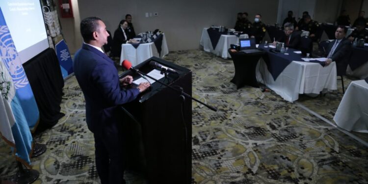 Capacitan a personal policial y de salud sobre manejo de sustancias químicas