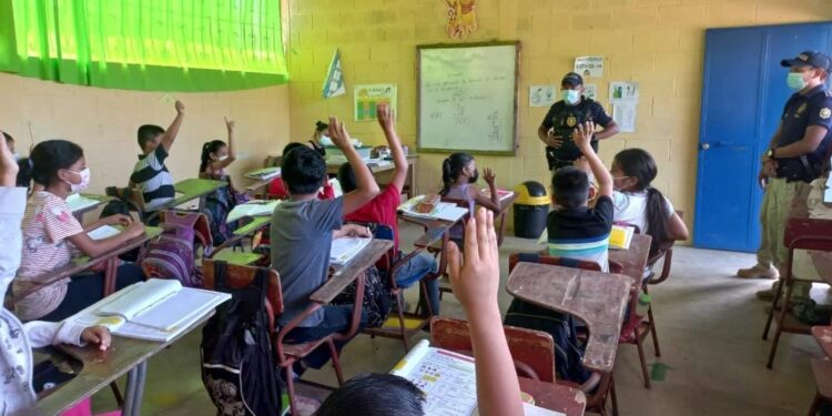 PNC se acerca a estudiantes de varios municipios del país