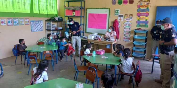 PNC se acerca a estudiantes de varios municipios del país