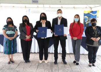 Mineduc y School Media Guatemala firman convenio para fortalecer Programa Nacional de Convivencia en Armonía