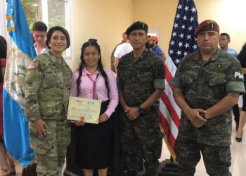 Ejército de Guatemala, promueve el desarrollo y educación al impartir curso de idioma inglés.