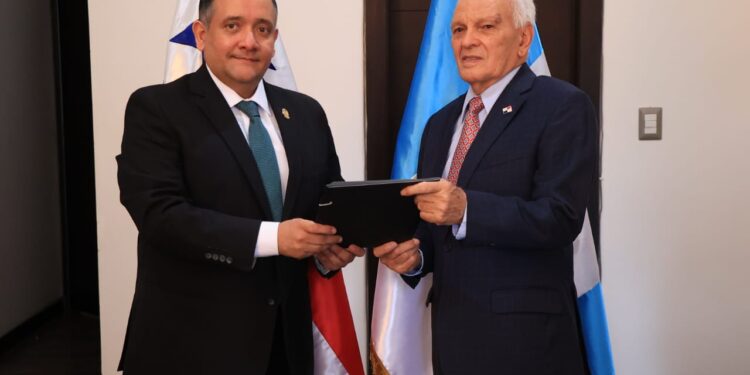 Guatemala y Panamá buscan frenar la pesca ilegal
