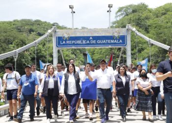 Ministra de Educación de Guatemala entrega Antorcha Centroamericana al Ministro de Educación de El Salvador