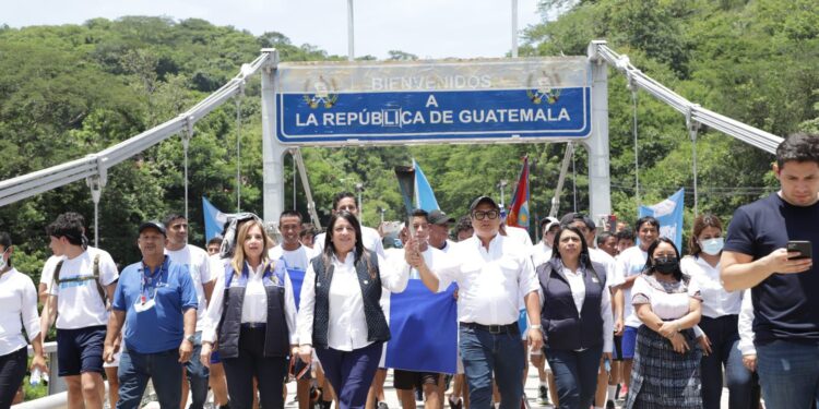 Ministra de Educación de Guatemala entrega Antorcha Centroamericana al Ministro de Educación de El Salvador