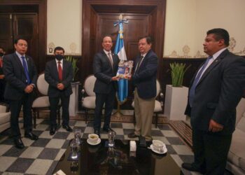 El ministro de Finanzas Públicas, Alvaro González Ricci, hizo entrega al Congreso de la República el Proyecto de Presupuesto de Ingresos y Egresos del Estado 2023,