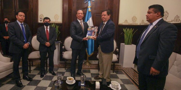 El ministro de Finanzas Públicas, Alvaro González Ricci, hizo entrega al Congreso de la República el Proyecto de Presupuesto de Ingresos y Egresos del Estado 2023,