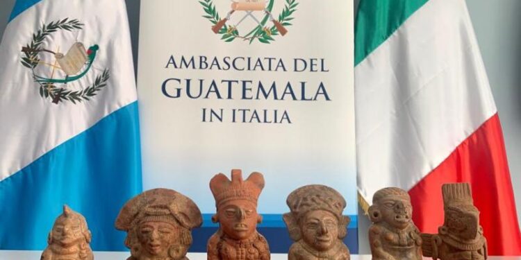 Guatemala recupera 6 bienes prehispánicos en la república Italiana