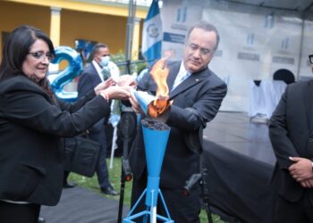 Presidente Alejandro Giammattei y Ministra Claudia Ruíz encienden el Fuego Patrio