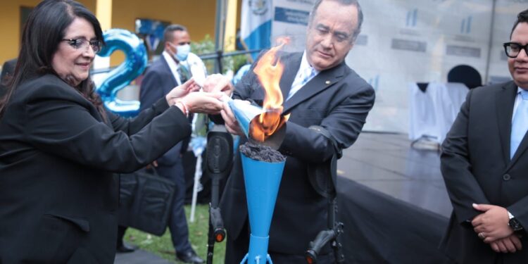 Presidente Alejandro Giammattei y Ministra Claudia Ruíz encienden el Fuego Patrio