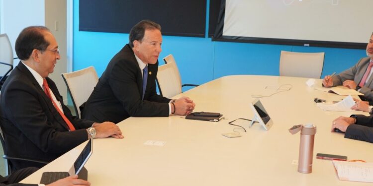 Ministro se reúne con representantes del BM y BID