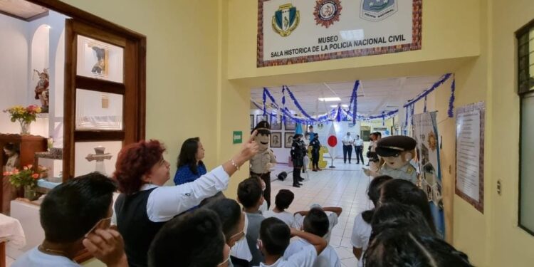Museo de PNC recibe la visita de alumnos escuintlecos