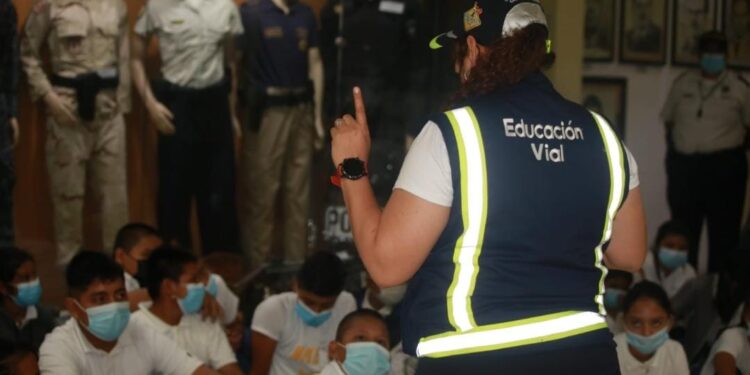 Museo de PNC recibe la visita de alumnos escuintlecos