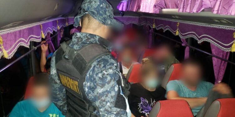 Presunto coyote capturado por traslado de migrantes