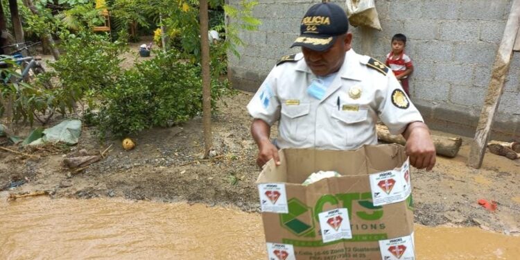 PNC apoya a damnificados de La Tinta por fuertes lluvias