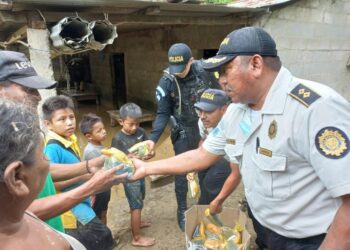 PNC apoya a damnificados de La Tinta por fuertes lluvias