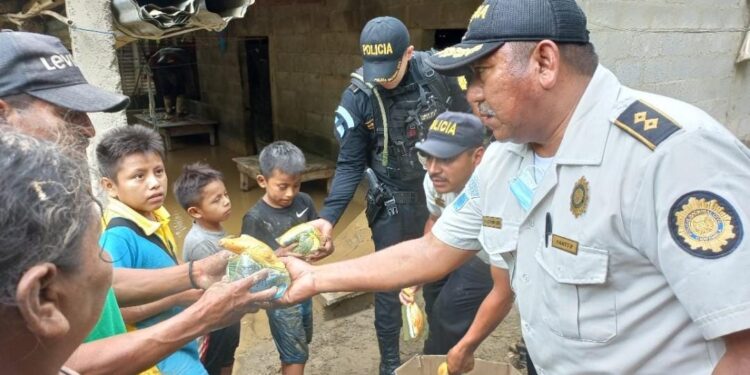PNC apoya a damnificados de La Tinta por fuertes lluvias