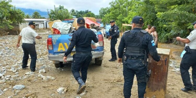 PNC apoya a damnificados de La Tinta por fuertes lluvias