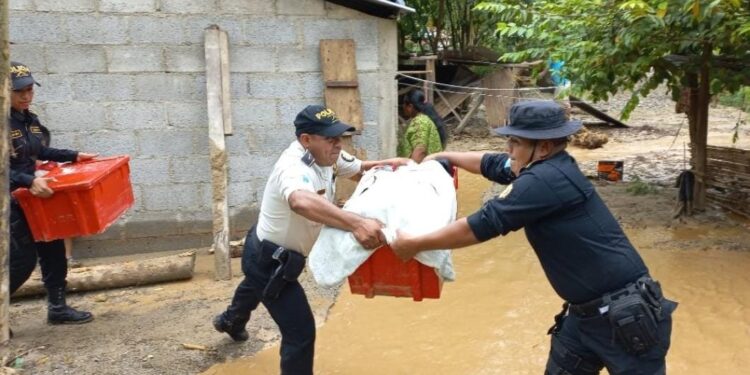 PNC apoya a damnificados de La Tinta por fuertes lluvias
