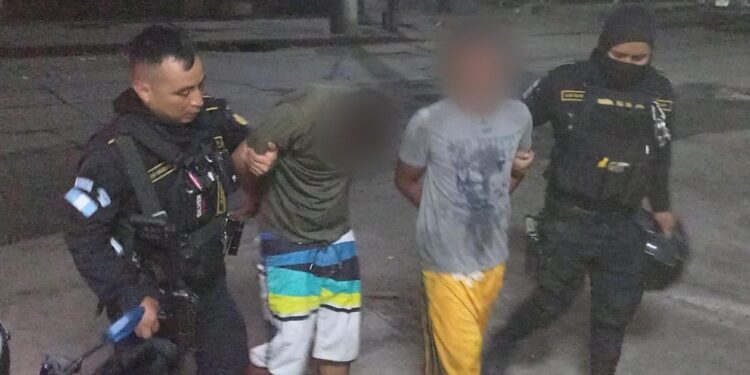 Denuncia permite captura de presuntos asaltantes