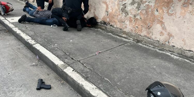 Presuntos sicarios capturados tras persecución policial