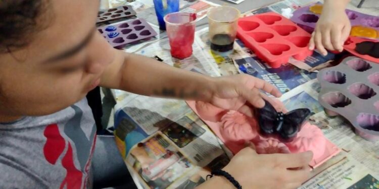 Inicia taller de elaboración de velas aromáticas en centro carcelario