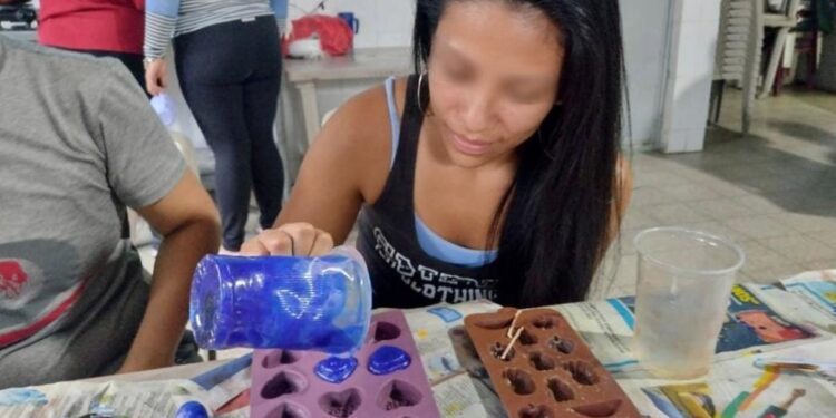 Inicia taller de elaboración de velas aromáticas en centro carcelario