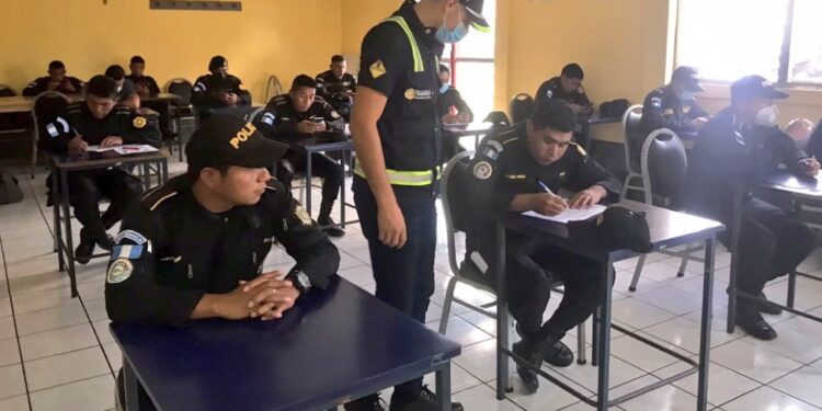 Tránsito evalúa a agentes para obtener licencia de conducir tipo M