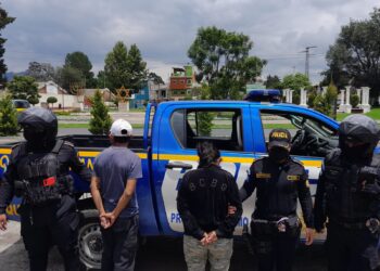 Pareja transportaba marihuana en camión