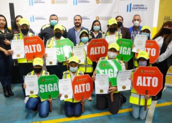 Estudiantes de 7 escuelas se gradúan de inspectores escolares