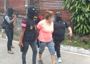 Detienen a mujer cobrando presunta extorsión