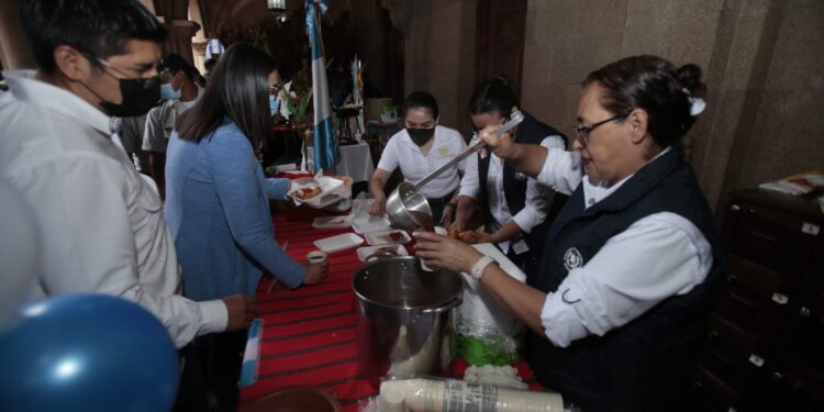 Autoridades y personal del Mingob rinden homenaje a Guatemala