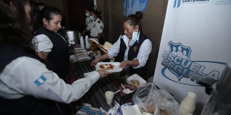 Autoridades y personal del Mingob rinden homenaje a Guatemala