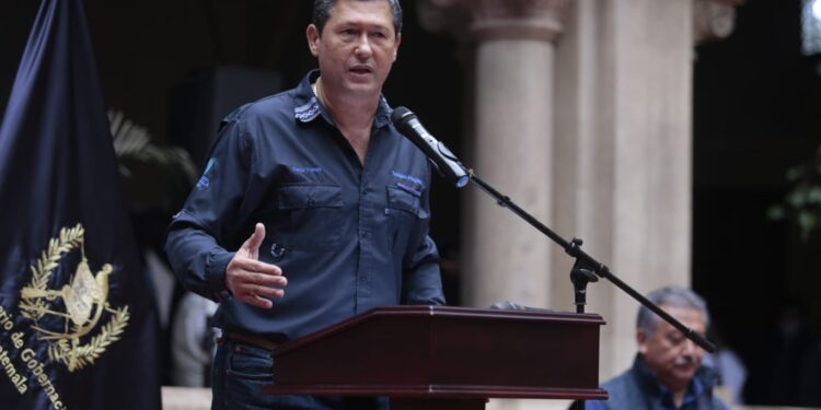 Autoridades y personal del Mingob rinden homenaje a Guatemala