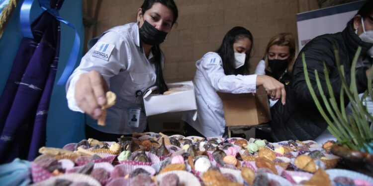 Autoridades y personal del Mingob rinden homenaje a Guatemala