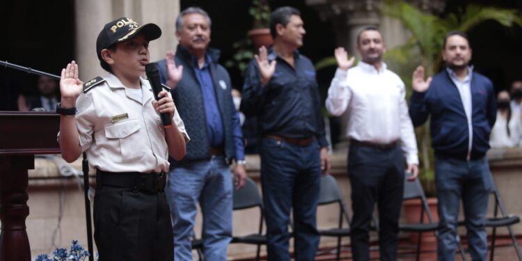 Autoridades y personal del Mingob rinden homenaje a Guatemala